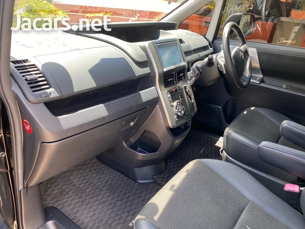 Toyota Voxy 1,8L 2013-7