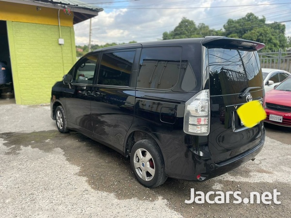 Toyota Voxy 2,0L 2010-5