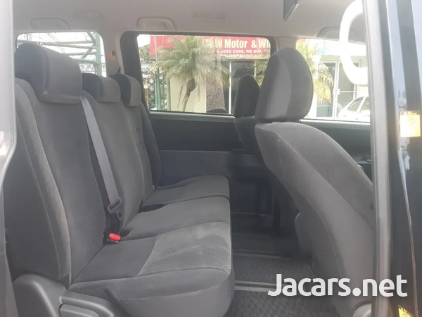 Toyota Voxy 2,0L 2013-7