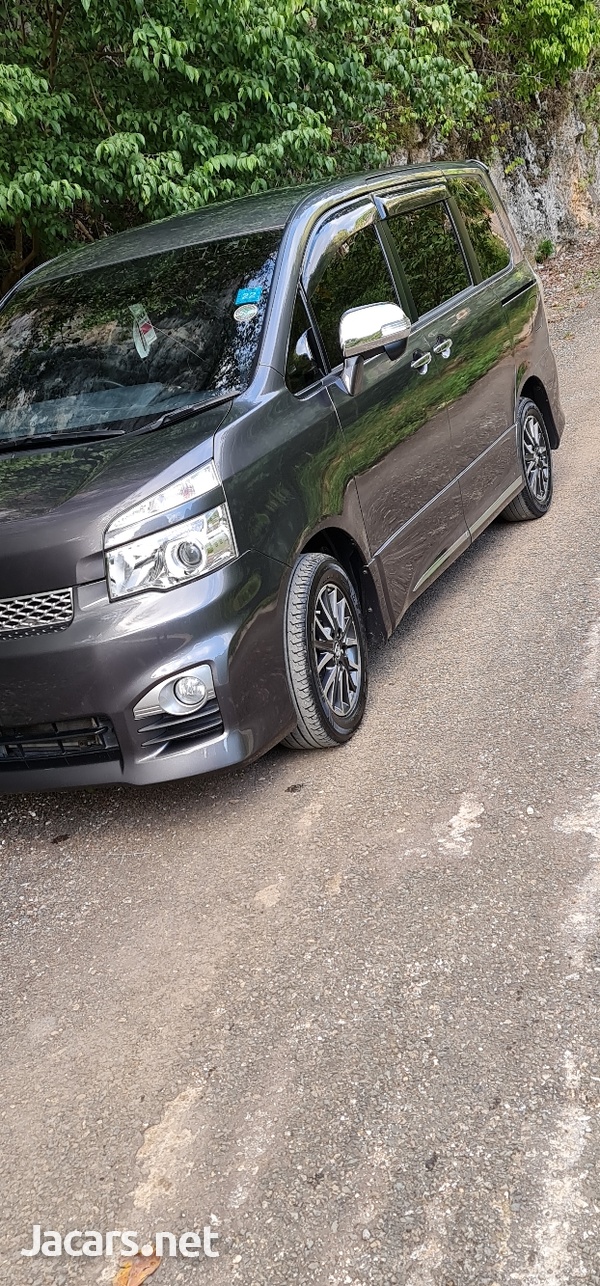Toyota Voxy 2,0L 2012-14