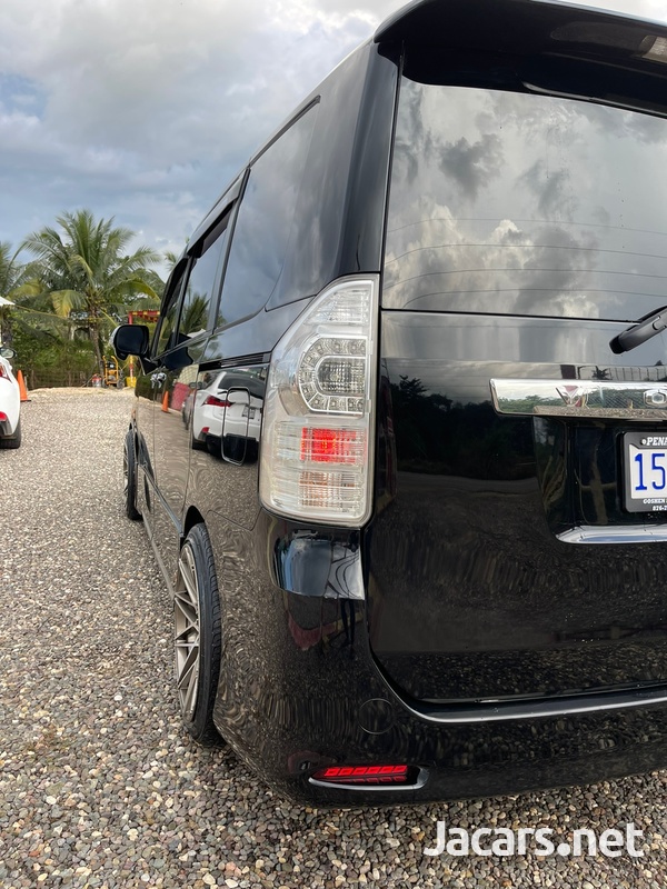 Toyota Voxy 2,0L 2012-4