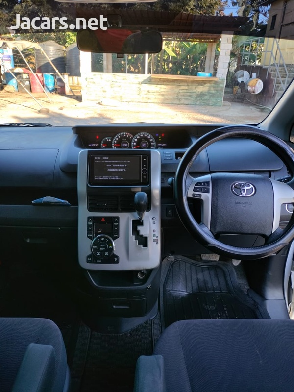 Toyota Noah 2,0L 2013-7
