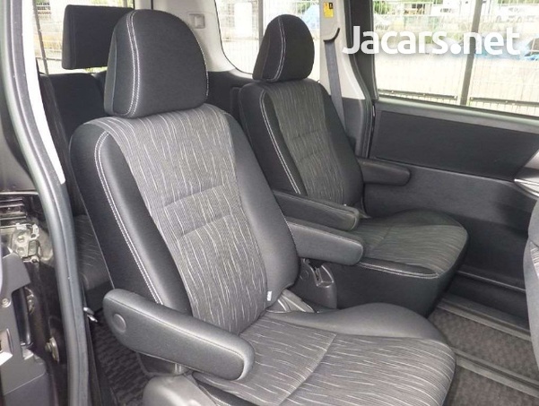 Toyota Voxy 2,0L 2013-5