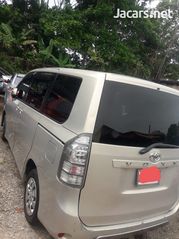 Toyota Voxy 2,0L 2010-5