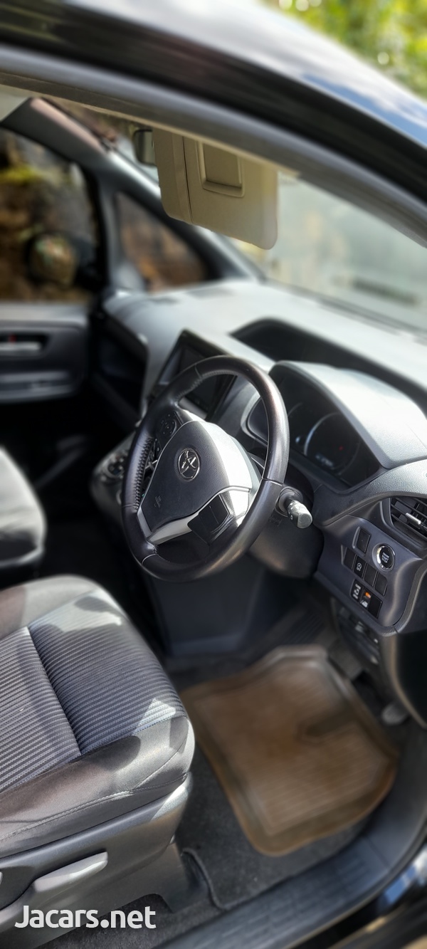 Toyota Noah 2,0L 2014-10