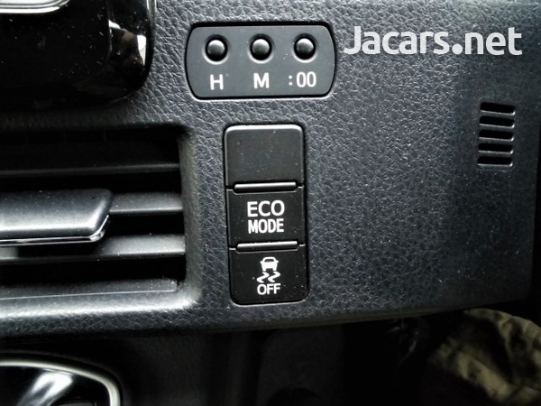 Toyota Voxy 2,0L 2016-15
