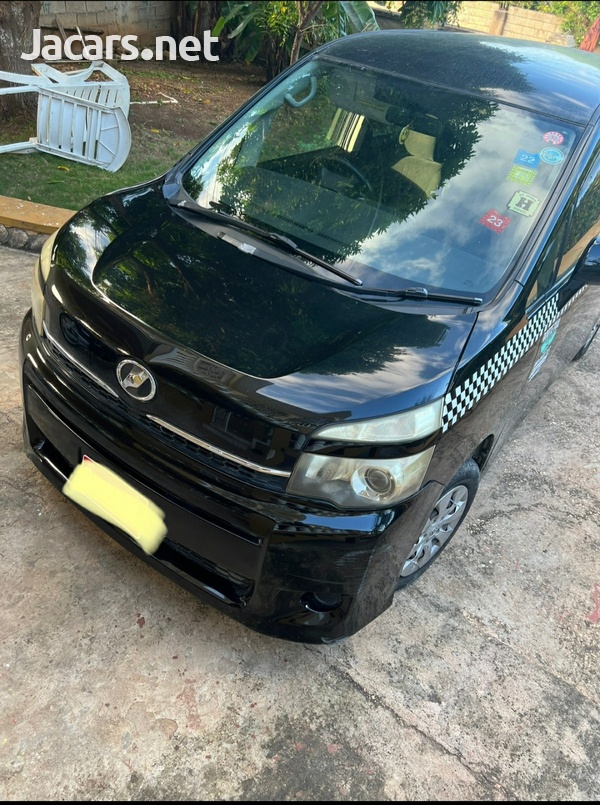2011 Toyota Voxy-1