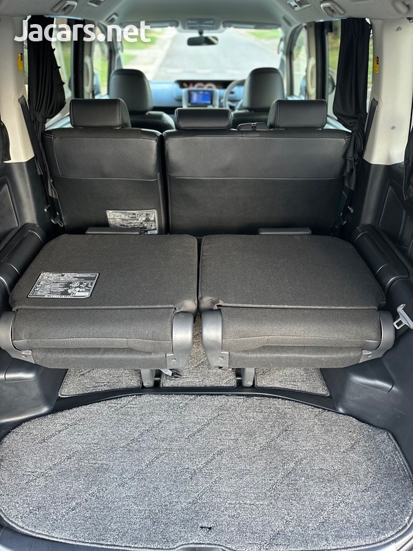 Toyota Voxy 2,0L 2013-5
