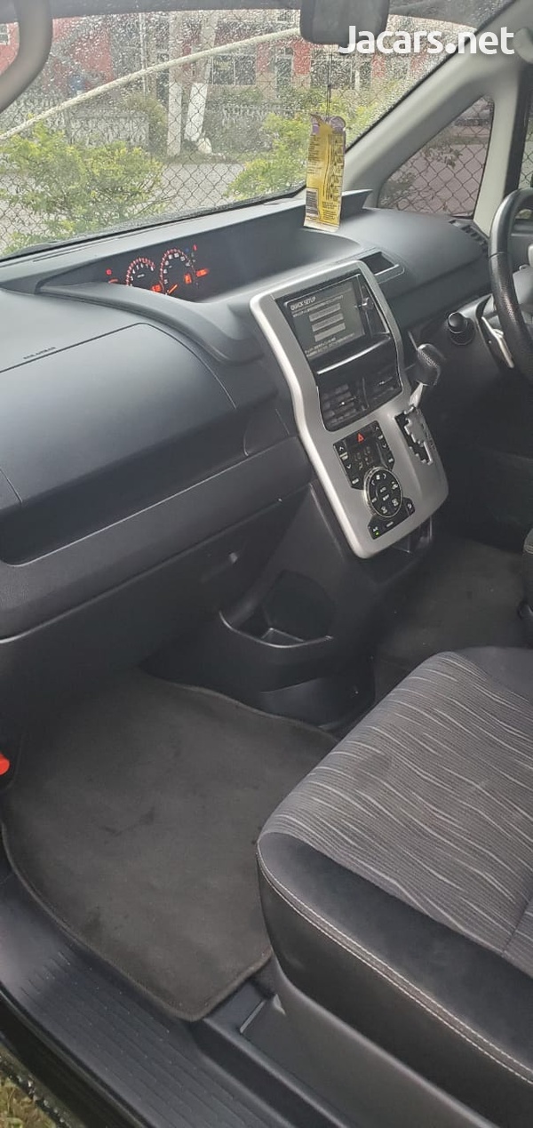 Toyota Voxy 2,0L 2012-13
