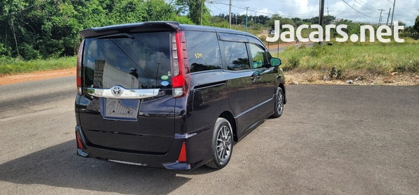 Toyota Noah 2,0L 2014-3