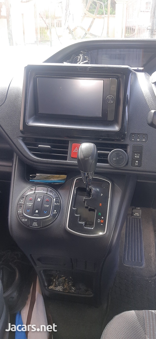 Toyota Voxy 2,0L 2014-7