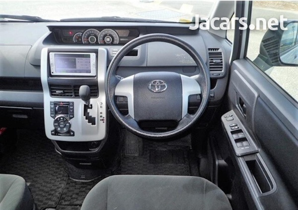 Toyota Noah 2,0L 2013-4