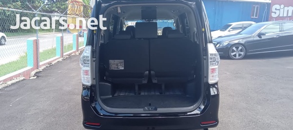 Toyota Voxy 2,0L 2013-5