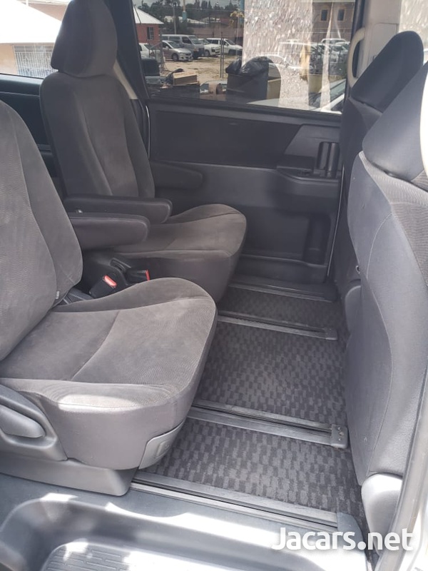 Toyota Voxy 2,0L 2012-10
