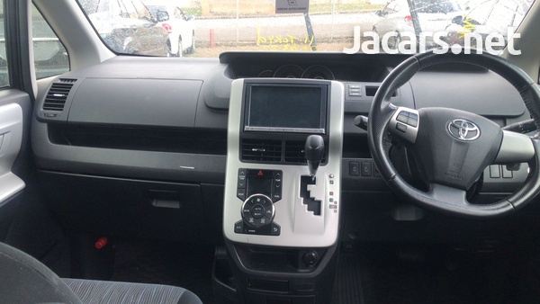 Toyota Voxy 2,0L 2013-12
