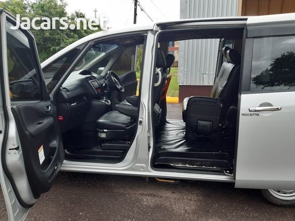 Nissan Serena 2,0L 2014-6