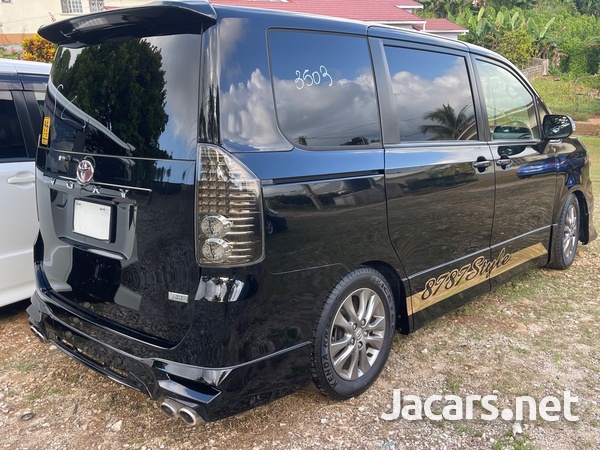 Toyota Voxy 2,0L 2013-6