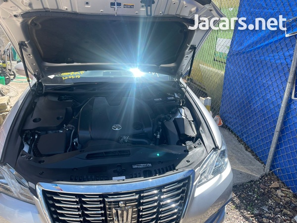 Toyota Crown 2,5L 2016-10