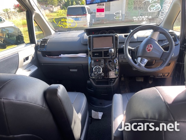 Toyota Voxy 2,0L 2013-11