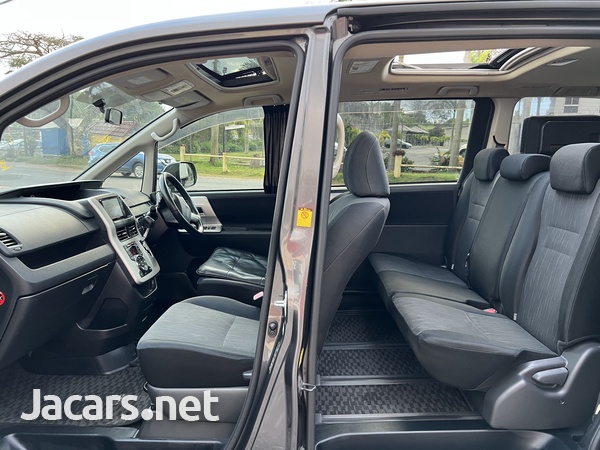 Toyota Noah 2,0L 2012-7