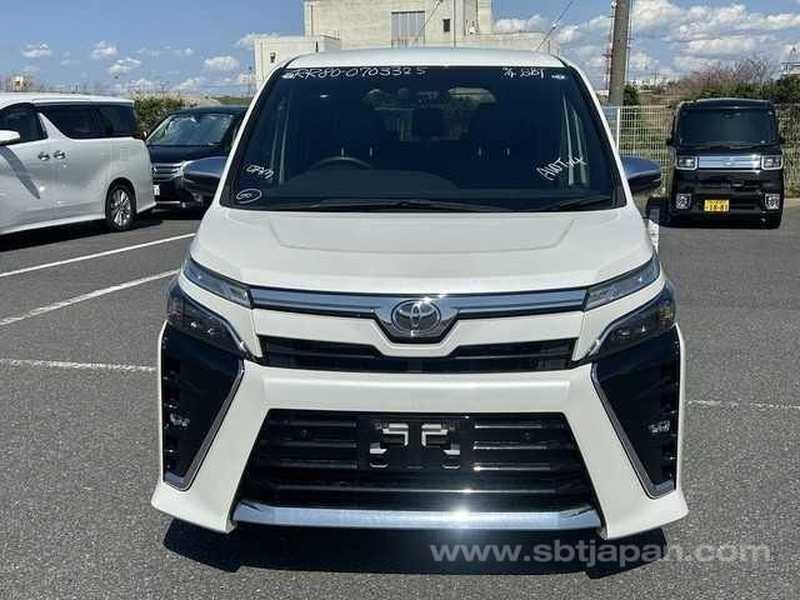 JPC08979 - 2015 TOYOTA VOXY ZX - Universal Motors