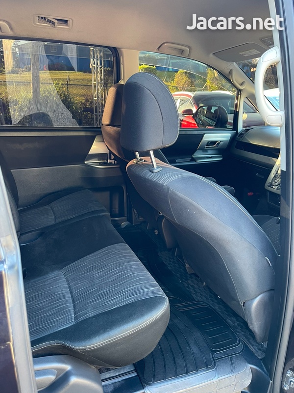 Toyota Voxy 2,0L 2012-13