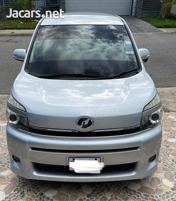 Toyota Voxy 1,9L 2012-1