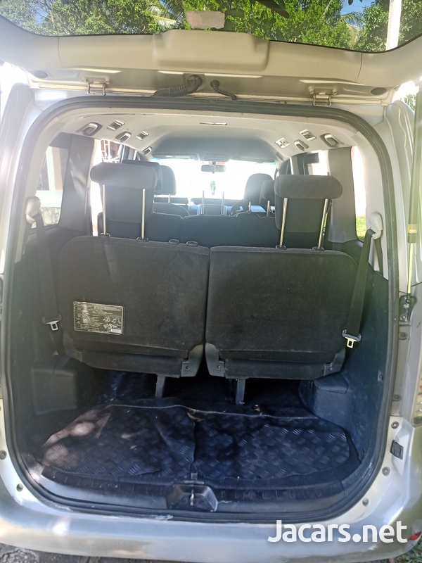 Toyota Voxy 2012-3