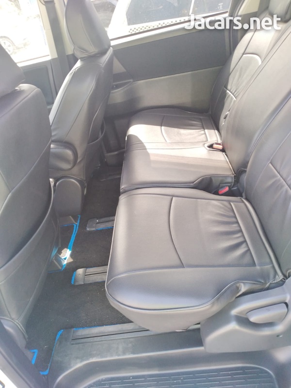 Toyota Voxy 2,0L 2013-8