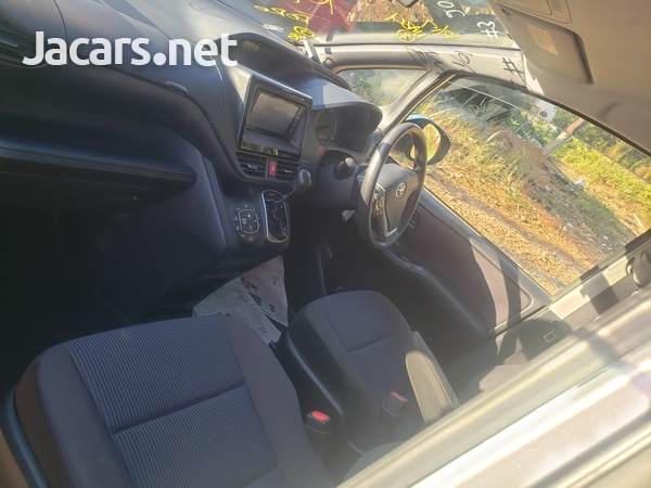 Toyota Voxy 2,0L 2016-9