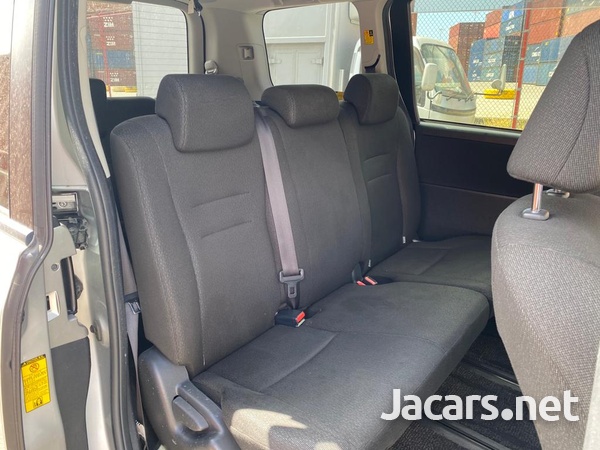 Toyota Noah 2,0L 2013-11