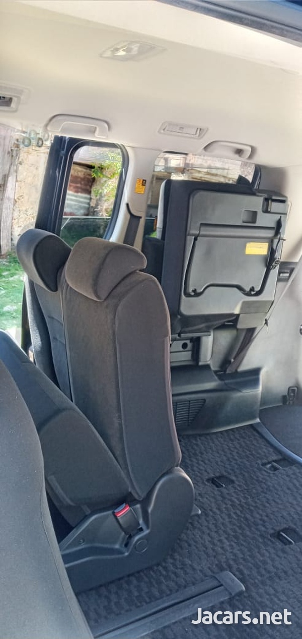 Toyota Voxy 2,0L 2012-7