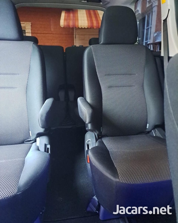 Toyota Noah 2,0L 2012-3