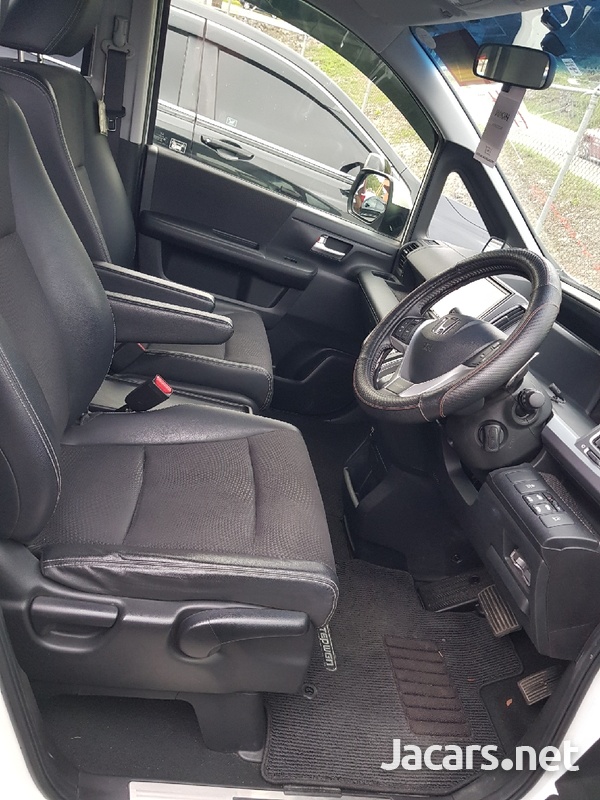 Honda Stepwgn Spada 2,0L 2013-8
