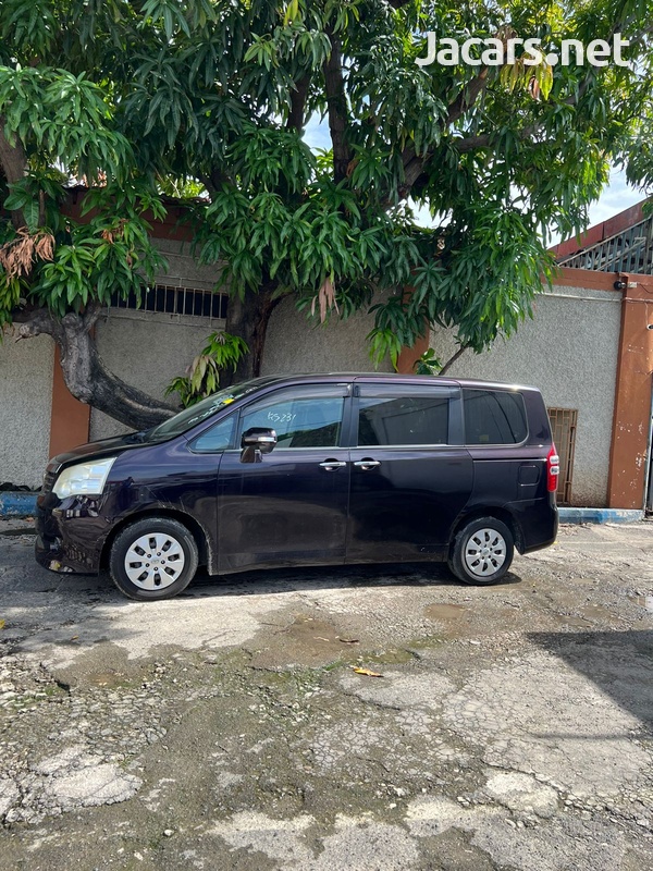 Toyota Noah 1,9L 2013