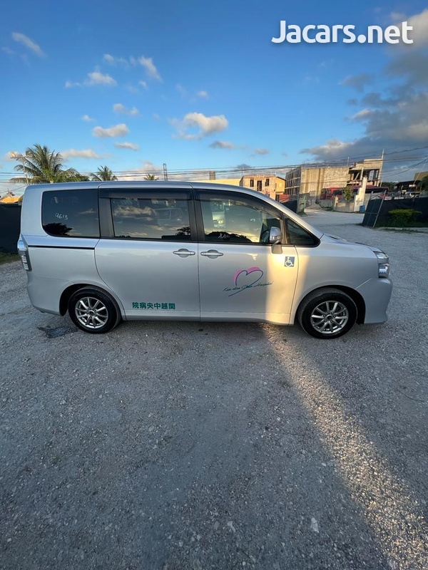 2013 Toyota Voxy-2