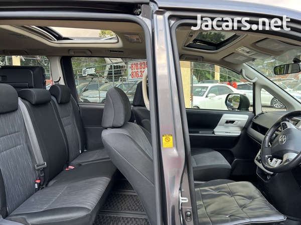 Toyota Noah 2,0L 2012-9