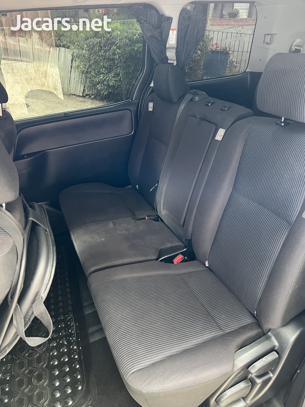 Toyota Noah 2,0L 2015-9
