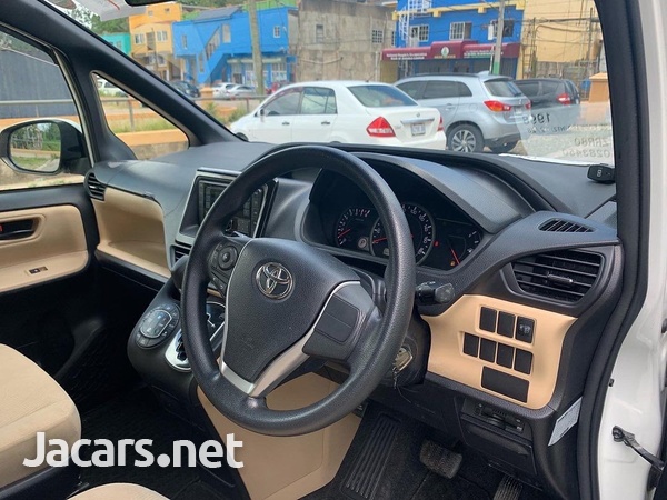 Toyota Noah 2,0L 2016-7