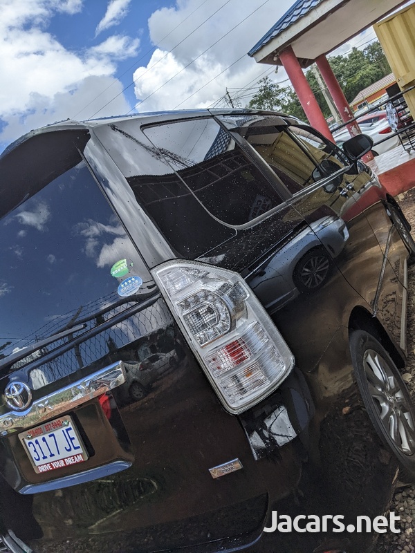 Toyota Voxy 1,9L 2013-7