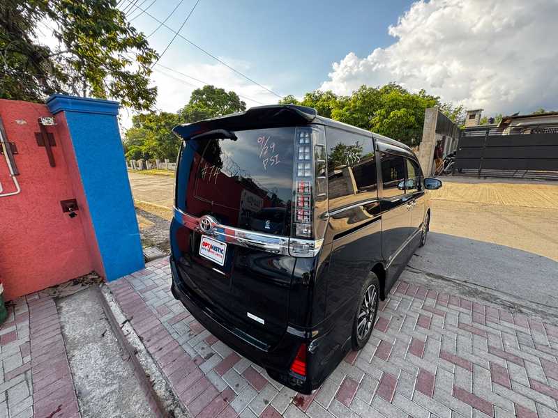 Toyota Voxy 2,0L 2015 JA$2,850,000 №2492363 in Kingston - Voxy