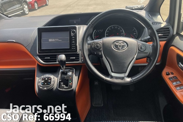 2014 Voxy with sunroof-6