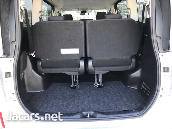 Toyota Voxy 2,0L 2016-16