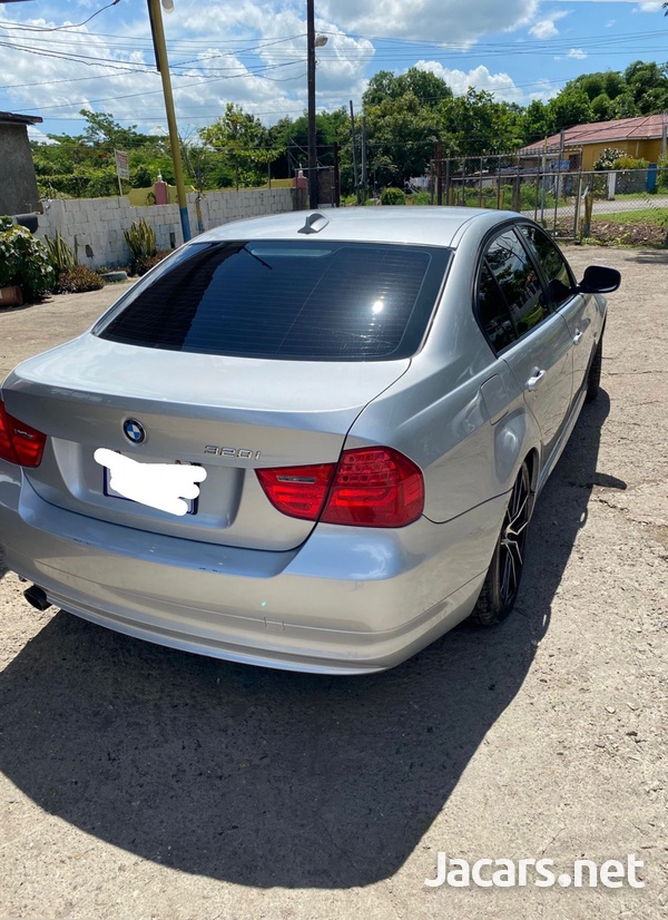 BMW 3-Series 1,9L 2010-4