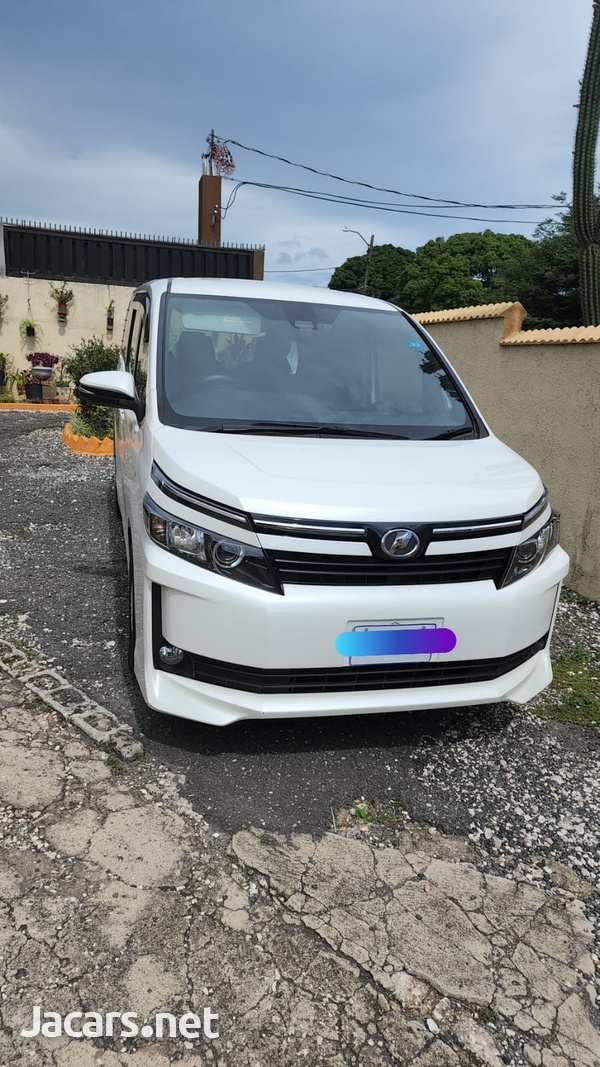 Toyota Voxy 2,0L 2016-1