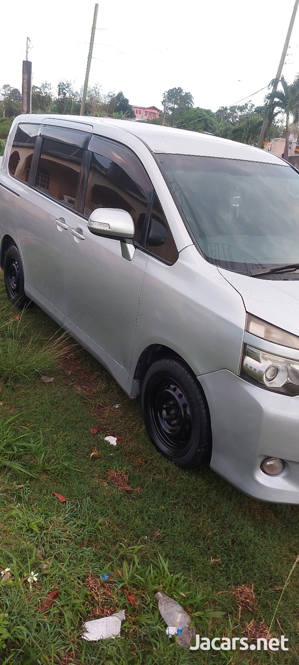 2010 Toyota Voxy-2