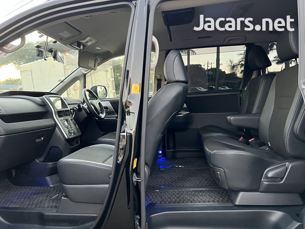 Toyota Voxy 2,0L 2013-7