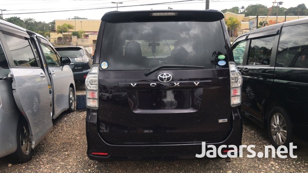 Toyota Voxy 2,0L 2013-5