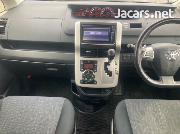 Toyota Voxy 2,0L 2012-6