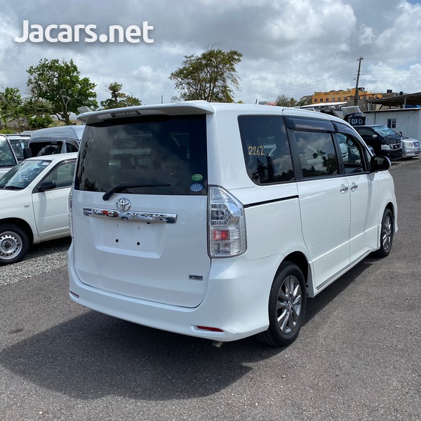 Toyota Voxy 2,0L 2013-4